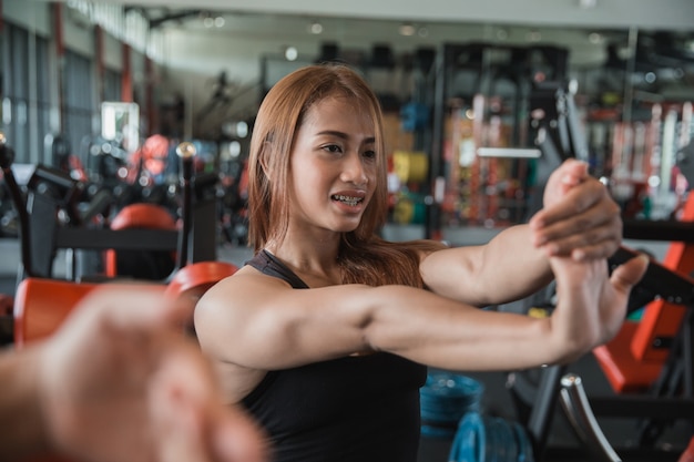 Chiuda in su di giovane donna di forma fisica che streching