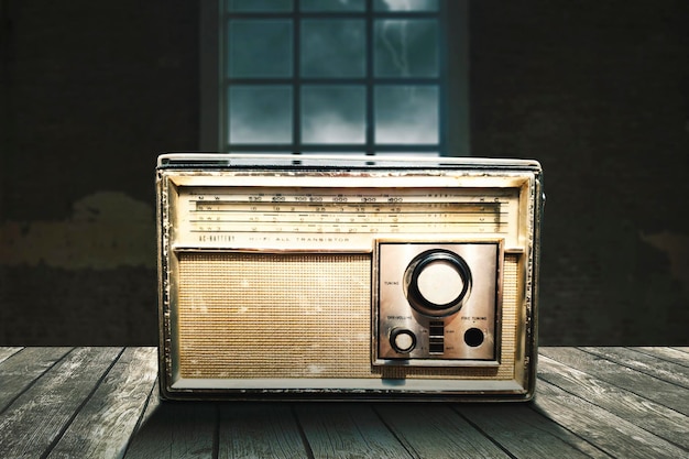 Chiuda in su di vecchia radio antica sulla tavola di legno