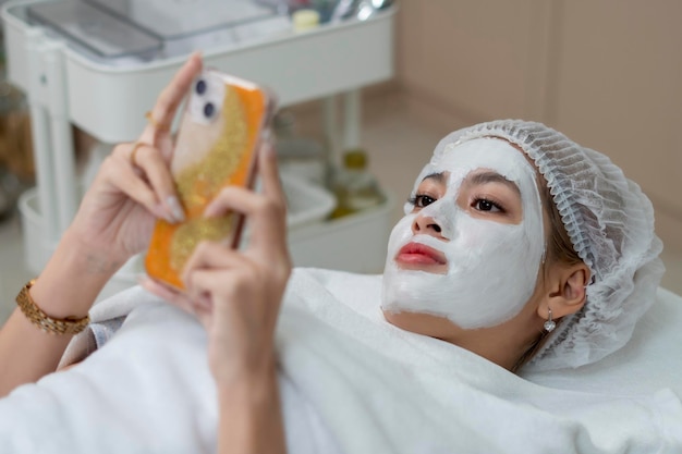 Chiuda in su ecografia viso donna e trattamento termale