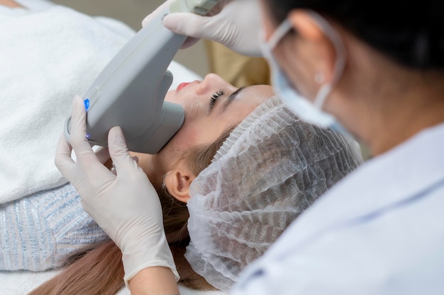 Chiuda in su ecografia viso donna e trattamento termale