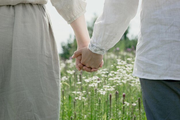 Chiuda in su gli amanti si tengono per mano foto di concetto