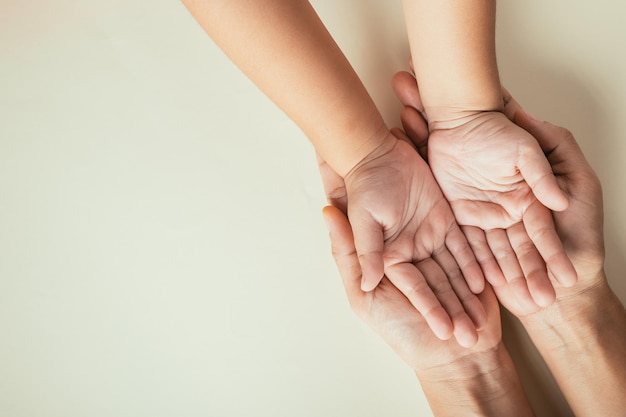 Chiuda in su mani bambini sulla mano madre adulta