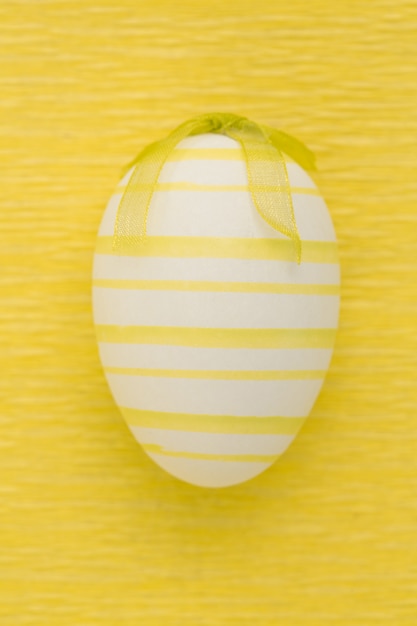 Chiuda in su sull&#39;uovo di Pasqua a strisce