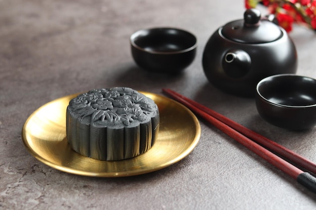 Chiuda in su torte di luna con sfondo nero. Mooncake è una pasticceria tradizionale cinese