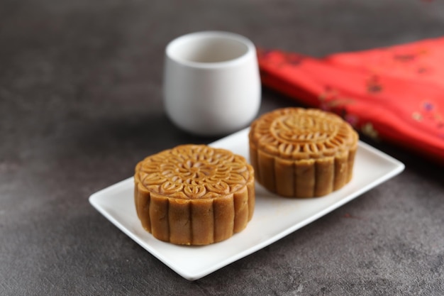 Chiuda in su torte di luna con sfondo nero. Mooncake è una pasticceria tradizionale cinese