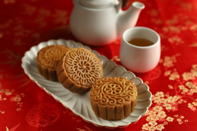 Chiuda in su torte di luna con sfondo rosso. Mooncake è una pasticceria tradizionale cinese.