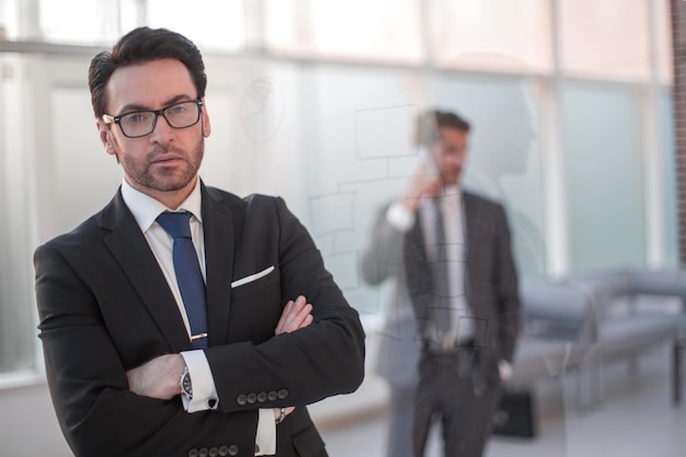 Chiuda in su uomo d'affari serio sullo sfondo dell'ufficio