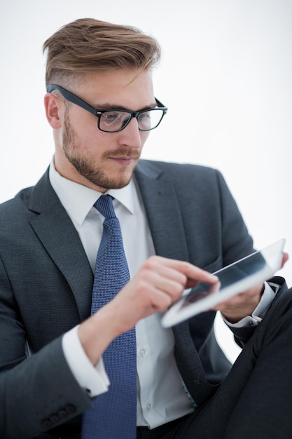 Chiuda l'uomo d'affari attento facendo clic sullo schermo del tabletpeople digitale e della tecnologia