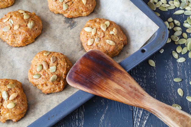 Chiuda sui biscotti di zucca con i semi