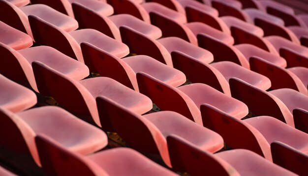 Chiuda sui sedili rossi dello stadio.