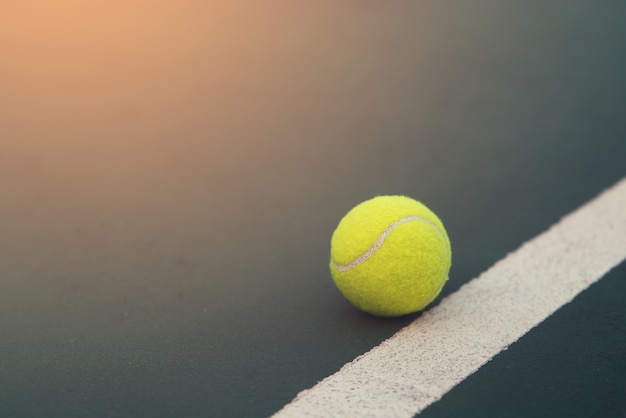 Chiuda sul campo da tennis con pallina da tennis