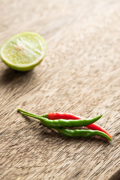 Chiuda sul colore rosso e verde del peperoncino rosso