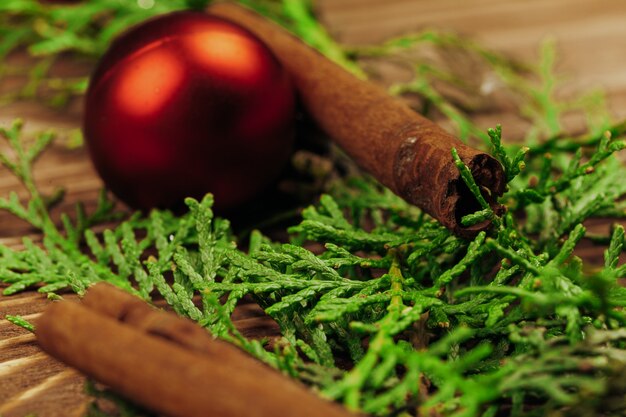 Chiuda sul colpo dei dettagli di una decorazione di Natale sul bordo di legno