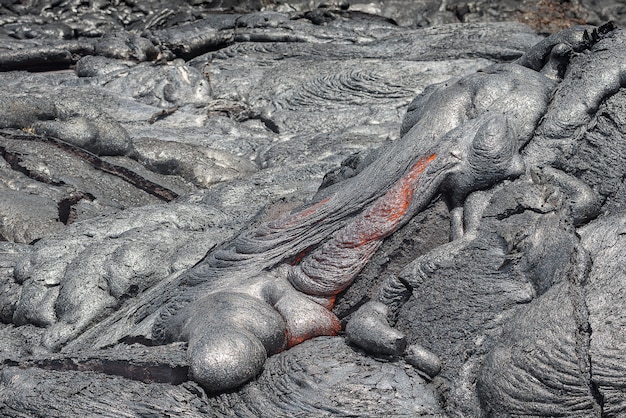 Chiuda sul flusso di lava nel campo di lava