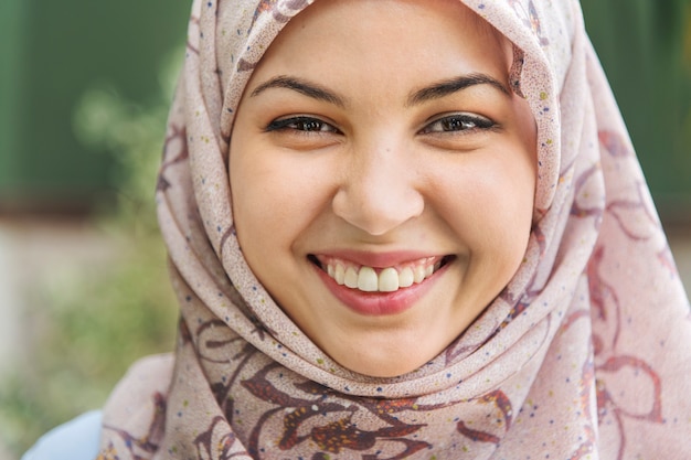 Chiuda sul fronte di sorridere islamico della donna