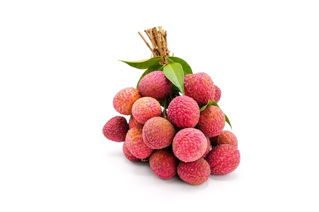 Chiuda sul mazzo di litchi dolce su sfondo bianco