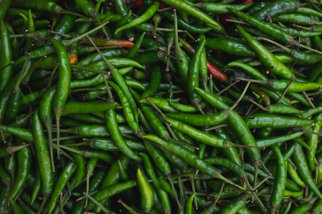 Chiuda sul peperoncino verde nel mercato