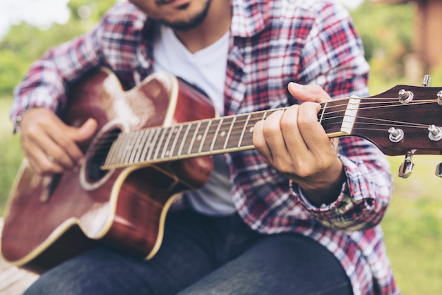 Chiuda sul punto di vista del giovane che gioca la chitarra.