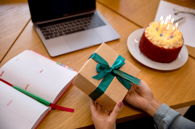 Chiuda sul regalo della holding della mano