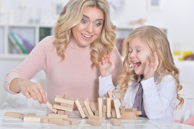 Chiuda sul ritratto della bambina e della sua madre che giocano