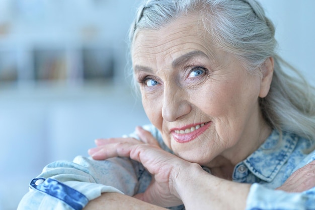 Chiuda sul ritratto della donna senior felice a casa