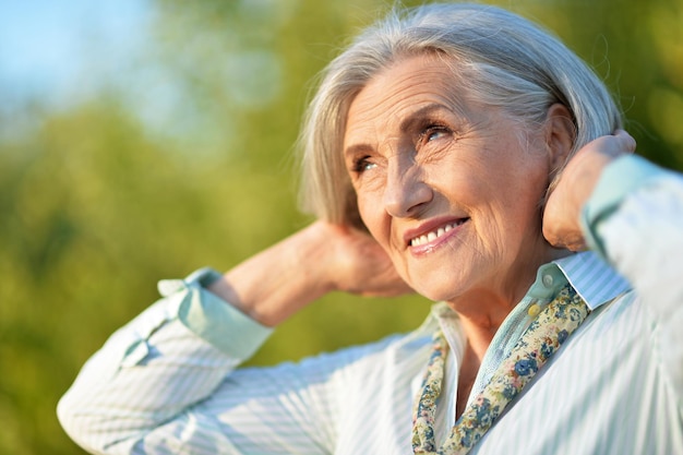 Chiuda sul ritratto della donna senior felice nel parco