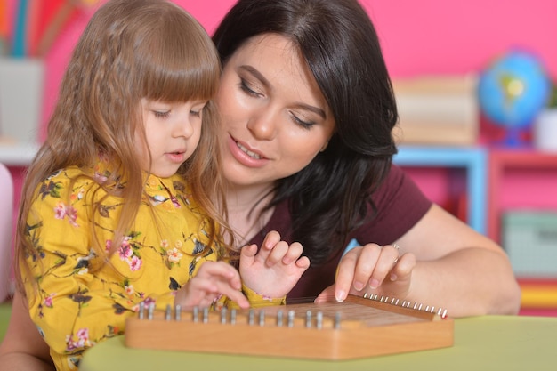 Chiuda sul ritratto della madre con la piccola figlia