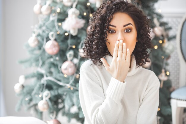 Chiuda sul ritratto di bella donna su natale