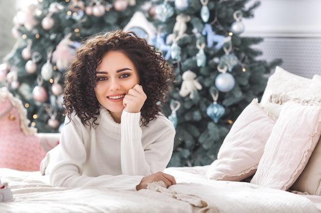 Chiuda sul ritratto di bella donna su natale