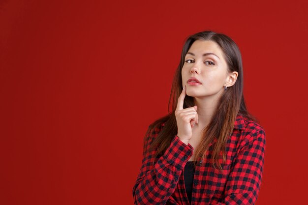 Chiuda sul ritratto di bella giovane donna