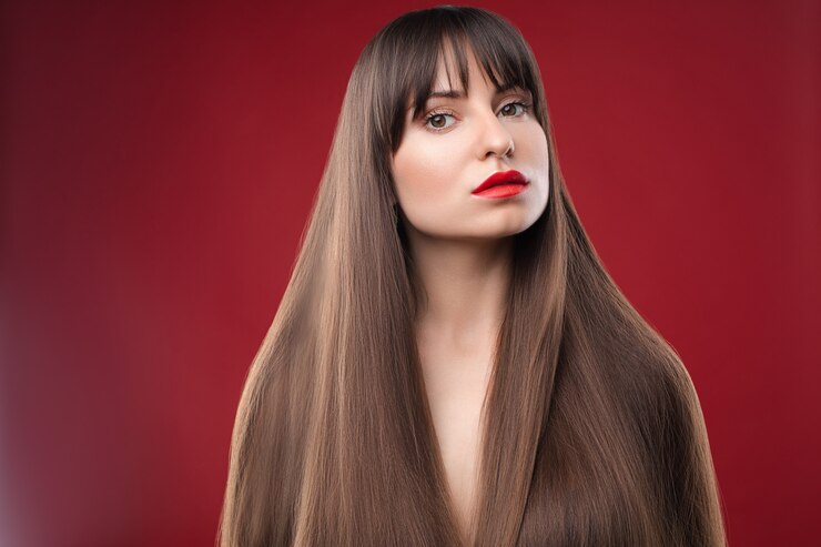 Foto chiuda sul ritratto di giovane donna affascinante con trucco quotidiano