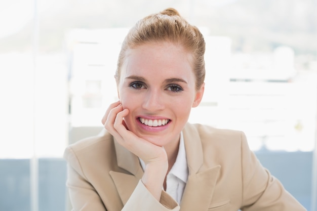 Chiuda sul ritratto di sorridere elegante della donna di affari