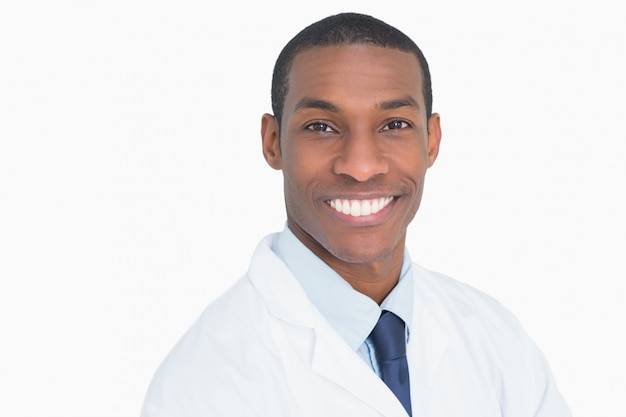 Chiuda sul ritratto di un medico maschio sorridente