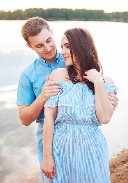 Chiuda sul ritratto romantico delle coppie felici nell'amore