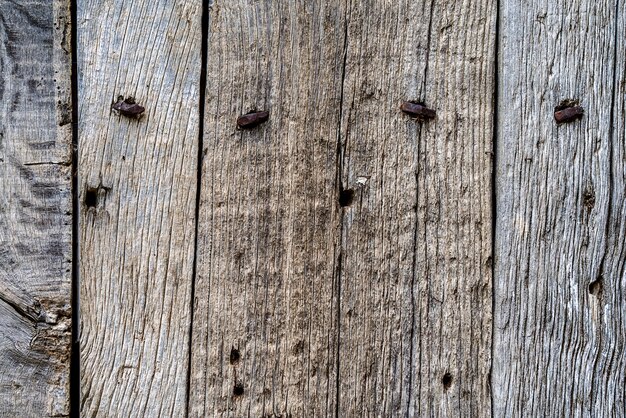 Chiuda sul vecchio fondo di struttura di legno con le vecchie plance e chiodi