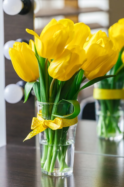 Chiuda sull'immagine del tulipano giallo