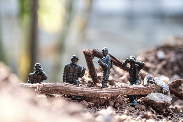 Chiuda sull&#39;immagine dell&#39;esercito militare del giocattolo sul campo di battaglia