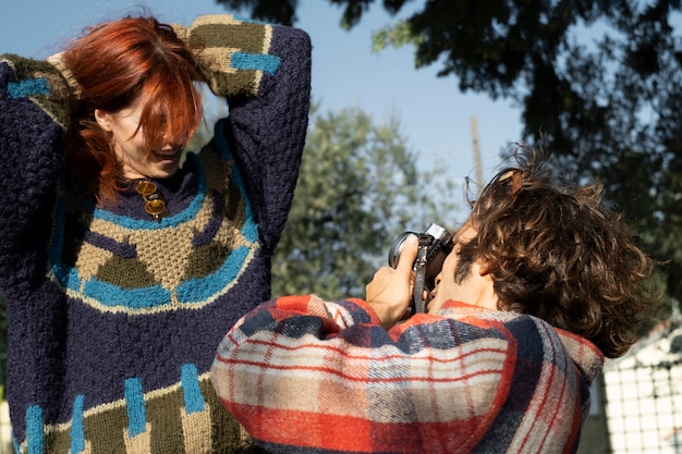 Chiuda sull'uomo che cattura le foto con la macchina fotografica
