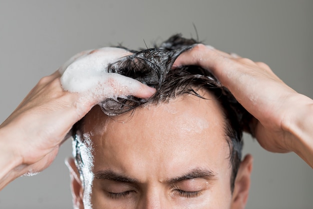 Chiuda sull&#39;uomo che lava i suoi capelli