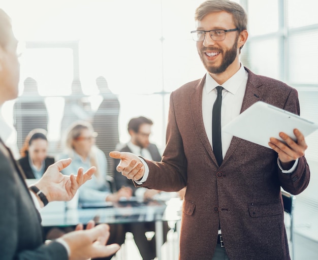 Chiuda sull'uomo d'affari che spiega che cosa circa il suo collega