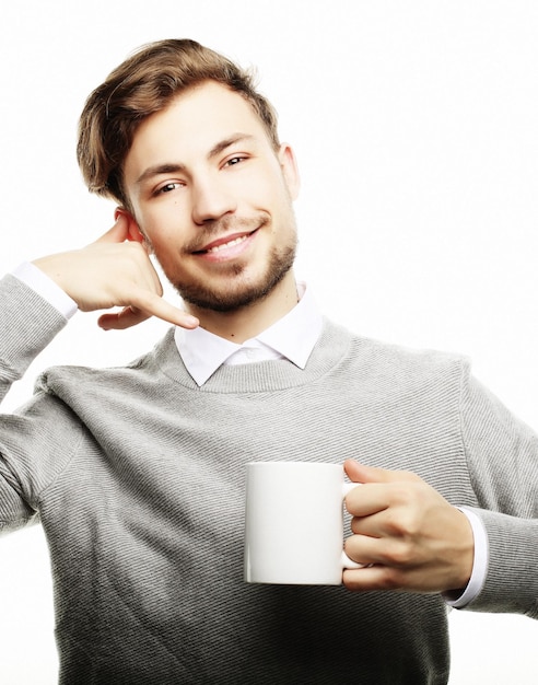 Chiuda sull'uomo di affari con la tazza di caffè