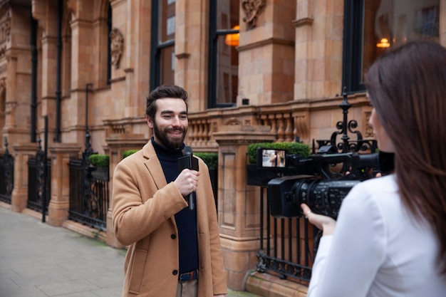 Chiuda sull'uomo sorridente davanti alla macchina fotografica