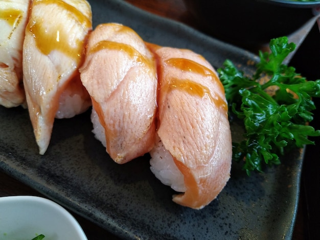 Chiuda sull'ustione dei salmoni dei sushi