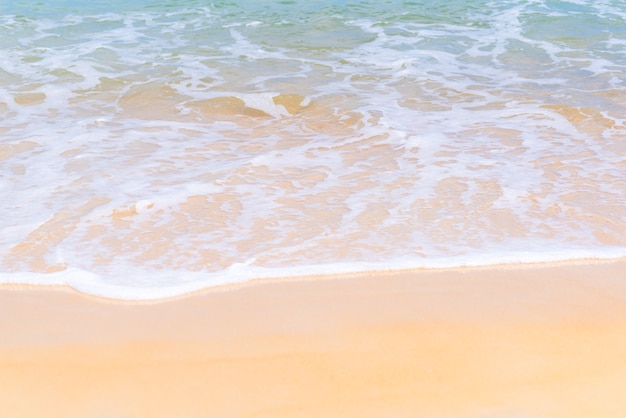 Chiuda sulla bella onda del mare sulla spiaggia di sabbia tropicale nel fondo dell&#39;estate