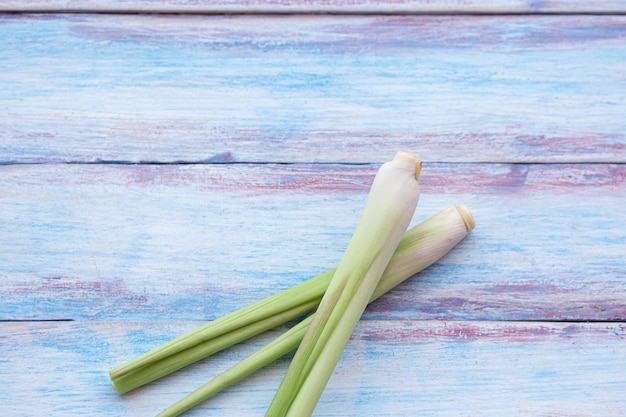 Chiuda sulla citronella organica fresca senza sostanze chimiche sul fondo della tavola di legno