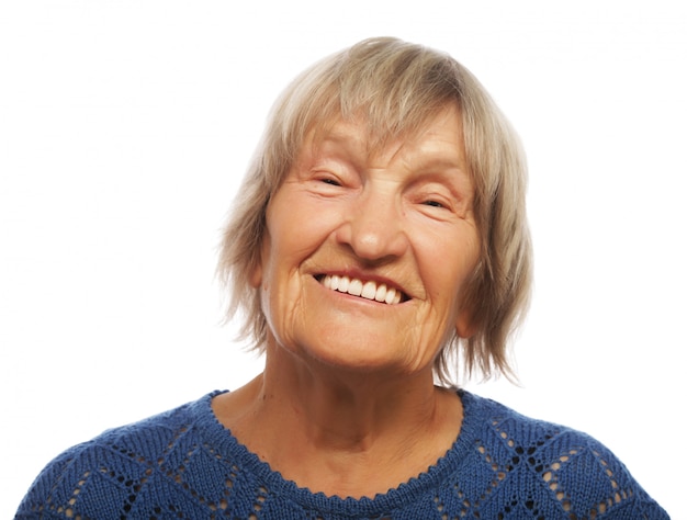 Chiuda sulla donna anziana felice del ritratto