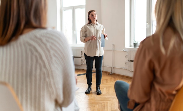 Chiuda sulla donna che parla in terapia