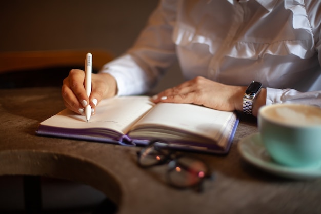 Chiuda sulla donna che scrive note personali