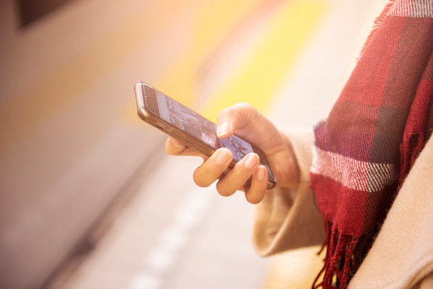 Chiuda sulla donna sta giocando lo Smart Phone