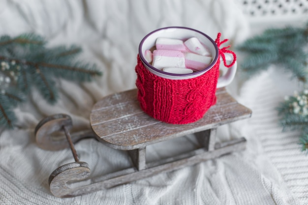 Chiuda sulla foto del cappucino del caffè su fondo di legno con le decorazioni di natale